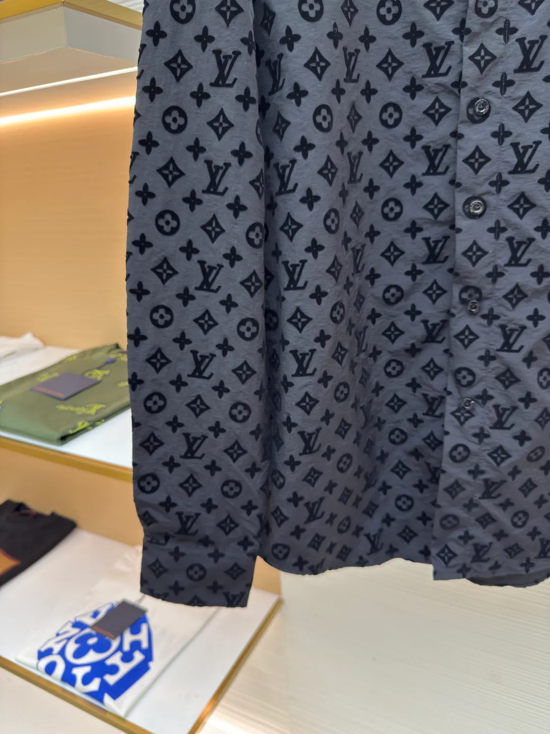 LOUIS VUITTON flocked long-sleeved shirt ●Authentic product: purchased and developed in 19984 ●Item number: 1680579-A45 ●Fabric: nylon plain fabric ●Technology: flocking production ●Version: fitted version ●Weight: about 245 grams ●Size: S-M-L-XL ●Description: The bottom of the high-count and ultra-high-density plain weave is dyed with a bluish black color to create a contrast between the bottom and the color of the pattern. The pattern is made of imported velvet to reflect the pile height and density of the original board. It is pasted with imported environmentally friendly super strong glue to ensure that the velvet will not fall off after washing. The entire piece of clothing is cut by infrared alignment to ensure that every part is in alignment. The overall wiring is straight and delicate, the fabric is comfortable and soft, and the color is consistent without color difference. It can be matched with the same style to create a fashionable look and control various occasions. Customized accessories, complete with three standards, same style for men and women!